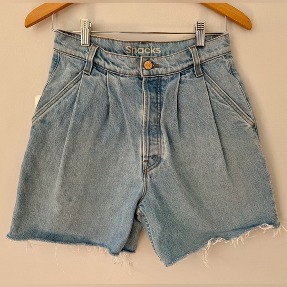 MOTHER The Pleated Fun Dip Short Fray | Size 24 - Picture 2 of 13